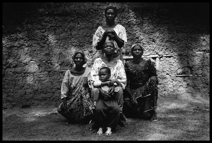 Portrait des habitants de Macobéri : Angèle (au centre) pose avec son petit-fils et ses trois soeurs, Suzanne, Thérèse et Marie (de gauche à droite)