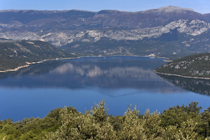 Le lac de Sainte-Croixvue de Baudinard sur Verdon (04) 2014, pour le conseil régional PACA