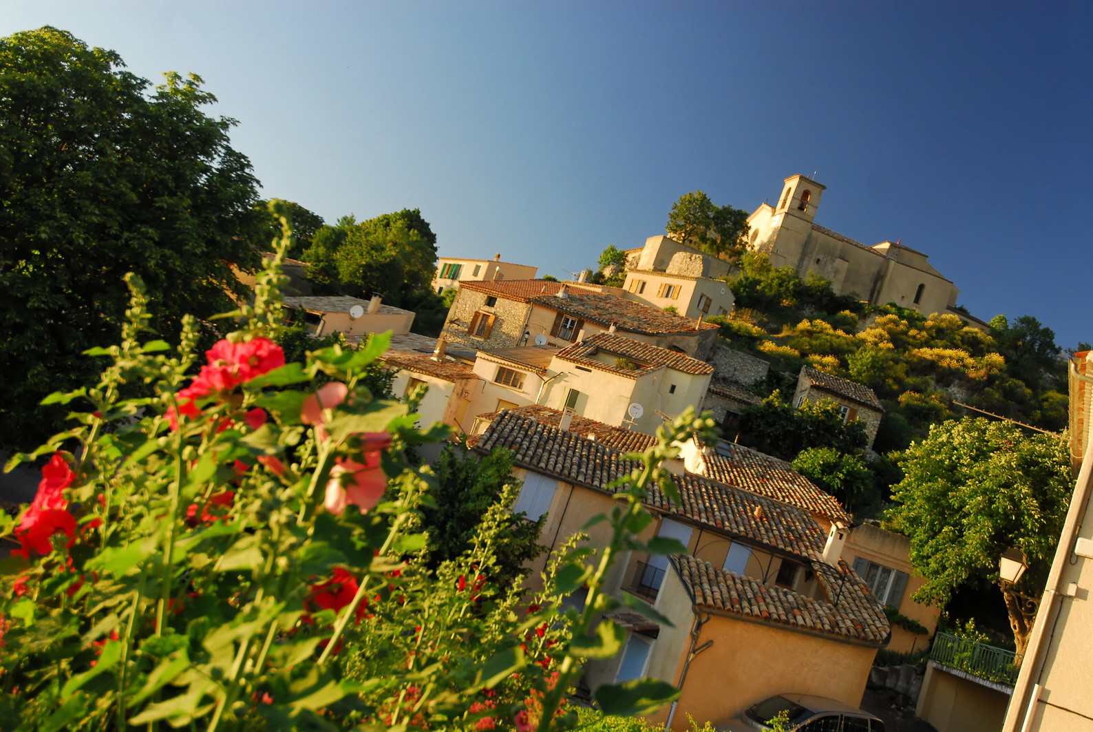 Le plateau de Valensole (04), le village de Saint-Jurs, pour le conseil régional Provence Alpes Cote d'Azur