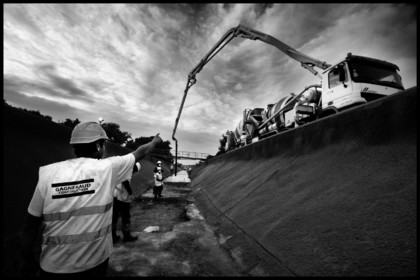 Entretien du canal de Marseille pour l'entreprise Gagneraud, octobre 2009.